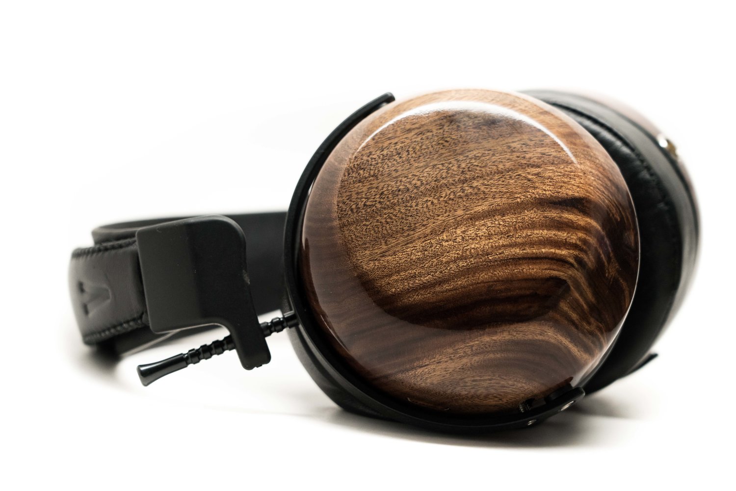 ZMF Verite C LTD - Deskhero.ca