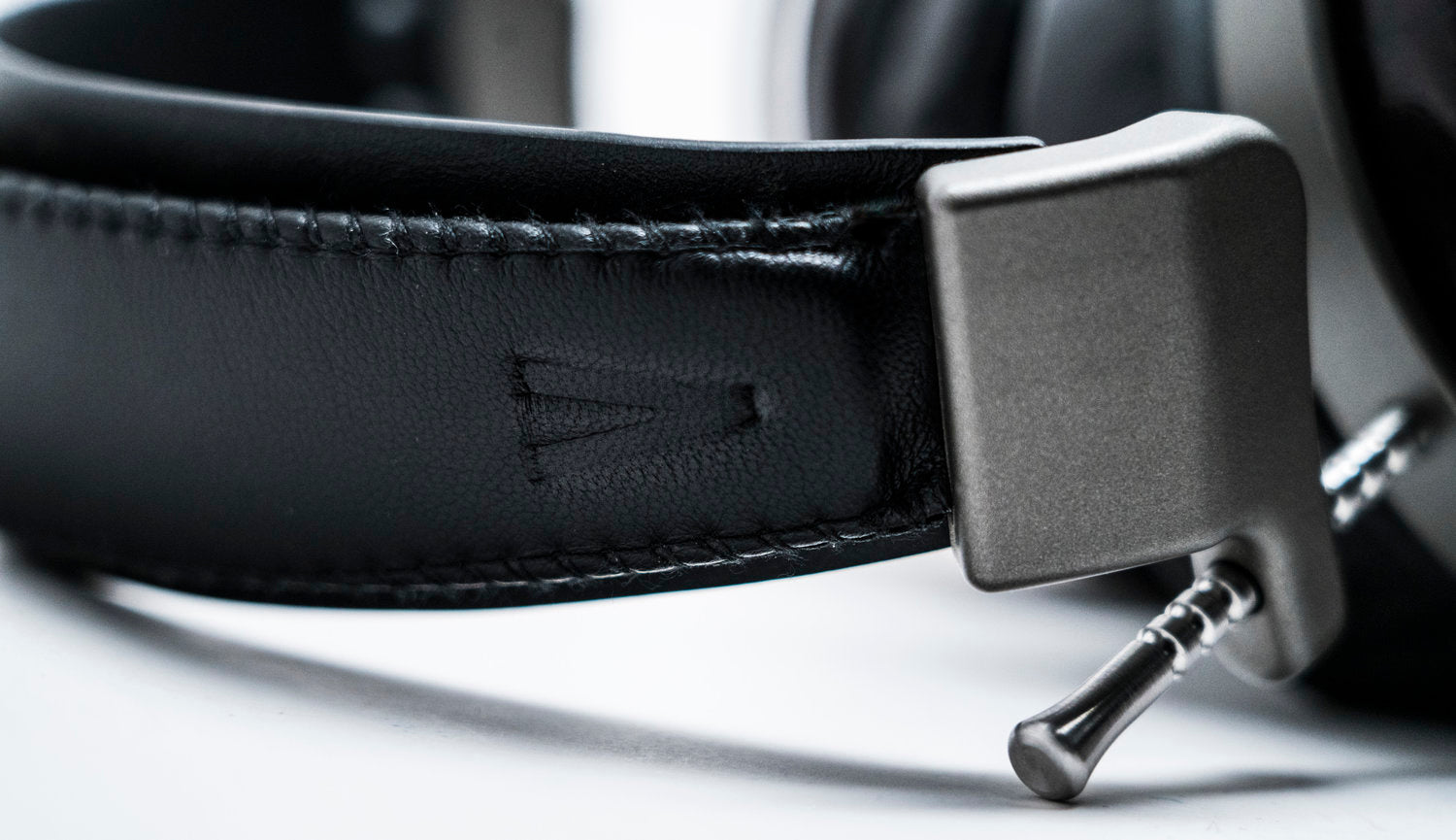 ZMF Verite Closed - Deskhero.ca